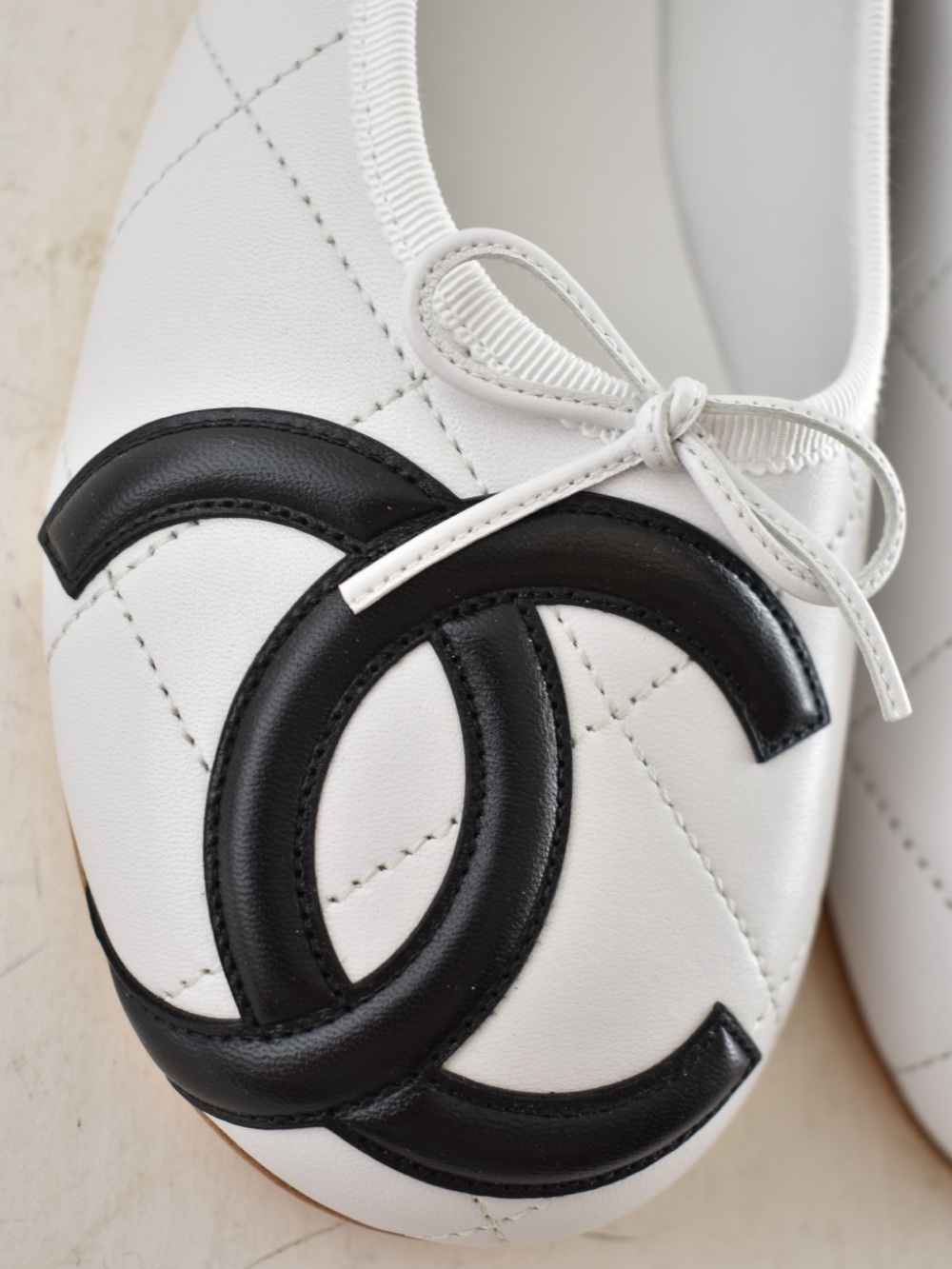 Chanel 26M Coco Beach Cambon White Black CC XL Logo Ballet Ballerina Flat 38 - Picture 9 of 15